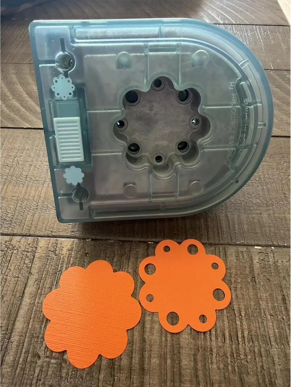 Creative Memories 2 in 1 Scalloped Circle Shape Punch